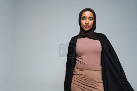 Téléchargez les photos : Belle femme arabe du Moyen-Orient avec robe traditionnelle abaya en studio - Femme noire africaine musulmane adulte portant un portrait vestimentaire arabe à la mode et élégant à Dubaï, Émirats arabes unis - en image libre de droit
