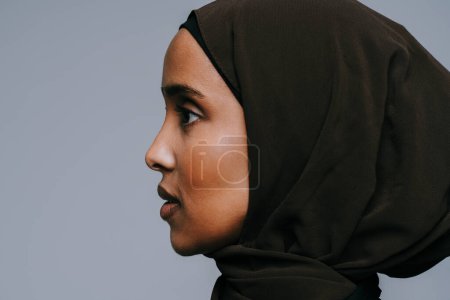 Foto de Hermosa mujer árabe de Oriente Medio con vestido tradicional de abaya en el estudio: mujer musulmana negra adulta que lleva un retrato de moda y elegante vestido árabe en Dubai, Emiratos Árabes Unidos - Imagen libre de derechos