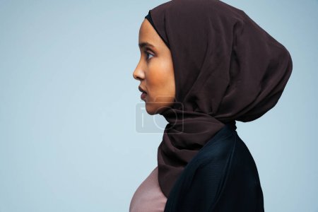 Téléchargez les photos : Belle femme arabe du Moyen-Orient avec robe traditionnelle abaya en studio - Femme noire africaine musulmane adulte portant un portrait vestimentaire arabe à la mode et élégant à Dubaï, Émirats arabes unis - en image libre de droit