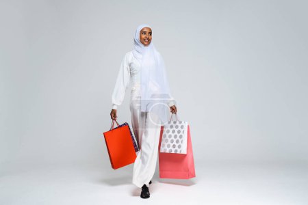 Foto de Hermosa mujer árabe de Oriente Medio con vestido tradicional de abaya en el estudio: mujer musulmana negra adulta que lleva un retrato de moda y elegante vestido árabe en Dubai, Emiratos Árabes Unidos - Imagen libre de derechos
