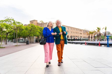 Téléchargez les photos : Couple âgé de personnes âgées sortir ensemble en plein air - marié homme âgé et femme amoureuse passer du temps ensemble - Grands-parents avoir du plaisir à se promener dans la ville - en image libre de droit