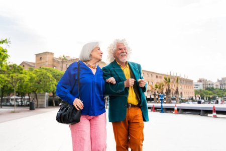 Foto de Pareja mayor de personas mayores citas al aire libre - Casado anciano hombre y mujer en el amor pasar tiempo juntos - Abuelos divertirse paseando por la ciudad - Imagen libre de derechos