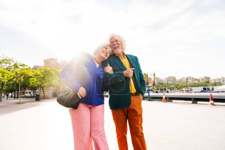Foto de Pareja mayor de personas mayores citas al aire libre - Casado anciano hombre y mujer en el amor pasar tiempo juntos - Abuelos divertirse paseando por la ciudad - Imagen libre de derechos