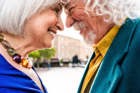 Téléchargez les photos : Couple âgé de personnes âgées sortir ensemble en plein air - marié homme âgé et femme amoureuse passer du temps ensemble - Grands-parents avoir du plaisir à se promener dans la ville - en image libre de droit
