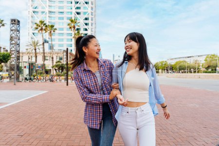 Téléchargez les photos : Bonnes amies chinoises heureuses qui se lient à l'extérieur dans la ville - Jolies adultes asiatiques ludiques se rencontrent et s'amusent à l'extérieur, concepts sur le mode de vie et l'amitié - en image libre de droit