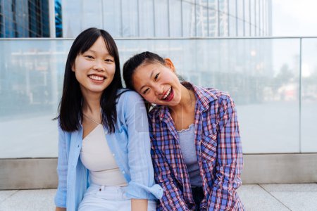 Téléchargez les photos : Bonnes amies chinoises heureuses qui se lient à l'extérieur dans la ville - Jolies adultes asiatiques ludiques se rencontrent et s'amusent à l'extérieur, concepts sur le mode de vie et l'amitié - en image libre de droit