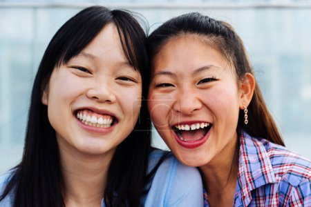 Foto de Feliz hermosa mujer china amigos vinculación al aire libre en la ciudad - Juguetón bastante asiática adultos se reúnen y se divierten al aire libre, conceptos sobre el estilo de vida y la amistad - Imagen libre de derechos