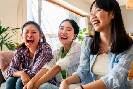 Foto de Feliz hermosa mujer china amigos vinculación en casa - Juguetón bastante asiática adultos se reúnen y se divierten en casa, conceptos sobre el estilo de vida, la vida doméstica y la amistad - Imagen libre de derechos
