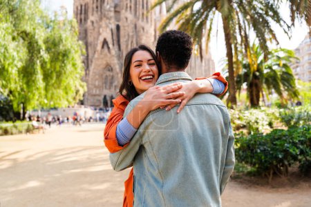 Téléchargez les photos : Multiracial beau couple heureux d'amoureux sortir ensemble à la Sagrada Familia, Barcelone touristes multiethniques voyageant en Europe et visiter une ville en Espagne, concepts sur le tourisme et le mode de vie des gens - en image libre de droit