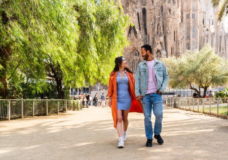 Foto de Multiracial hermosa pareja feliz de amantes citas en Sagrada Familia, Barcelona - Los turistas multiétnicos que viajan por Europa y visitar una ciudad en España, conceptos sobre el turismo y el estilo de vida de las personas - Imagen libre de derechos