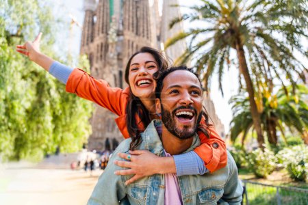 Foto de Multiracial hermosa pareja feliz de amantes citas en Sagrada Familia, Barcelona - Los turistas multiétnicos que viajan por Europa y visitar una ciudad en España, conceptos sobre el turismo y el estilo de vida de las personas - Imagen libre de derechos