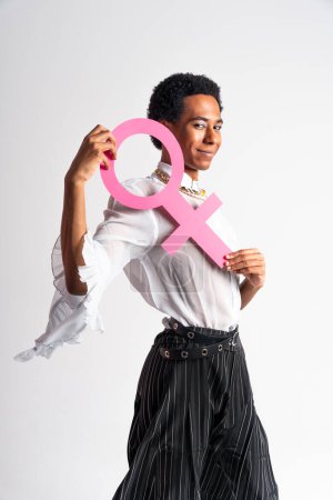 Foto de Hombre negro latino hispano de género fluido posando en estudio con ropa de moda, conceptos sobre LGBTQ, sin género y diversidad - Imagen libre de derechos