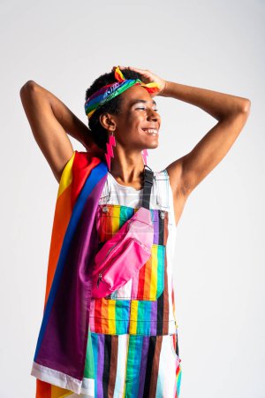 Foto de Hombre negro latino hispano de género fluido posando en estudio con ropa de moda, conceptos sobre LGBTQ, sin género y diversidad - Imagen libre de derechos