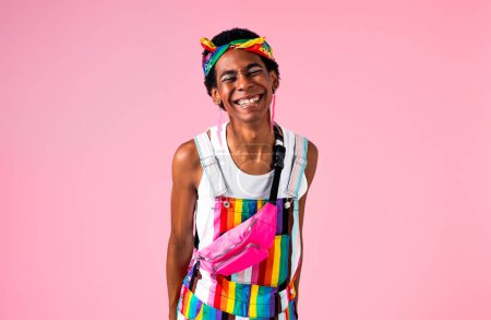 Téléchargez les photos : Homme noir hispanique de genre fluide posant en studio avec des vêtements à la mode, des concepts sur LGBTQ, sans sexe et la diversité - en image libre de droit