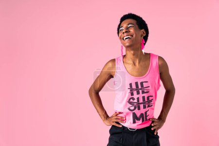 Téléchargez les photos : Homme noir hispanique de genre fluide posant en studio avec des vêtements à la mode, des concepts sur LGBTQ, sans sexe et la diversité - en image libre de droit