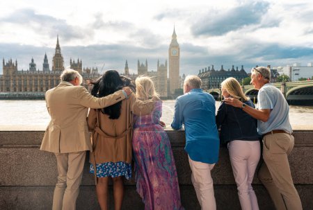 Téléchargez les photos : Un groupe de vieux amis passe du temps ensemble dans les principales parties de Londres, visitant la région de Westminster et le parc St James. Des retrouvailles de vieux copains. Concept du troisième âge et de l'ancienneté - en image libre de droit
