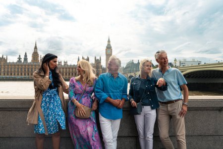Téléchargez les photos : Un groupe de vieux amis passe du temps ensemble dans les principales parties de Londres, visitant la région de Westminster et le parc St James. Des retrouvailles de vieux copains. Concept du troisième âge et de l'ancienneté - en image libre de droit