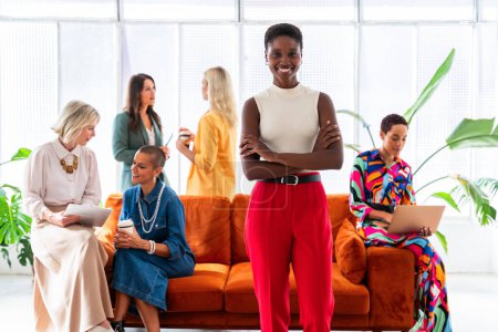 Téléchargez les photos : Groupe de belles femmes d'affaires confiantes se réunissant dans le bureau - Multiethinc équipe créative féminine remue-méninges au travail - Divers collègues travaillant ensemble en atelier dans un espace de co-travail - en image libre de droit