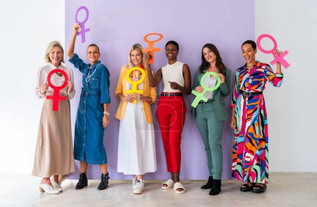 Téléchargez les photos : Groupe de belles femmes confiantes tenant le symbole de Vénus de féminité pour célébrer la journée des femmes, concepts de l'autonomisation des femmes, le droit des femmes et la diversité. - en image libre de droit