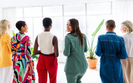 Foto de Grupo de hermosas empresarias confiadas reunidas en la oficina - Tormenta de ideas del equipo creativo femenino multietnico en el trabajo - Diversos colegas trabajando juntos en un taller en un espacio de co-trabajo - Imagen libre de derechos