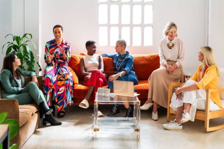 Foto de Grupo de hermosas empresarias confiadas reunidas en la oficina - Tormenta de ideas del equipo creativo femenino multietnico en el trabajo - Diversos colegas trabajando juntos en un taller en un espacio de co-trabajo - Imagen libre de derechos