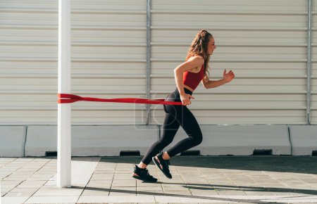 Foto de Hermosa chica deportiva de entrenamiento al aire libre en una zona urbana de la ciudad - Imagen libre de derechos