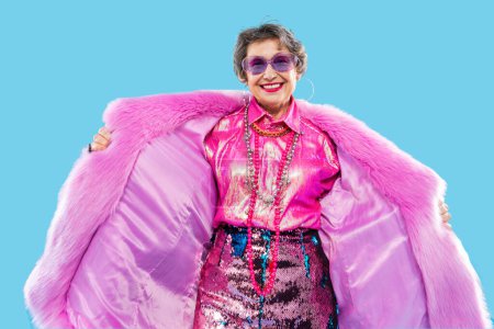 Téléchargez les photos : Vieille femme âgée heureuse et drôle portant des vêtements fashinable sur fond coloré- moderne cool portrait fantaisie grand-mère, concepts sur les personnes âgées et les personnes âgées - en image libre de droit