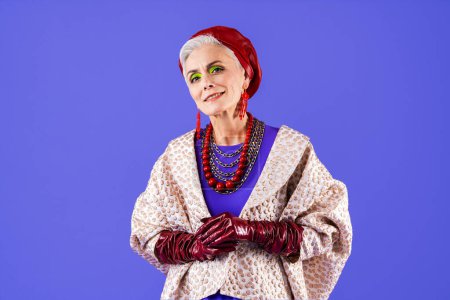 Foto de Feliz y divertida anciana de edad avanzada con ropa fashinable sobre fondo colorido moderno retrato de la abuela de lujo fresco, conceptos sobre las personas mayores y mayores - Imagen libre de derechos