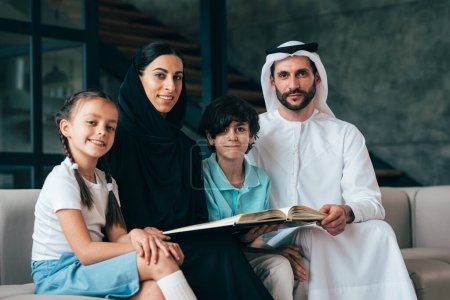 Foto de Familia árabe tradicional de Dubai pasando tiempo juntos en casa. Concepto sobre, cultura emirati, paternidad, adopción y estilo de vida familiar - Imagen libre de derechos
