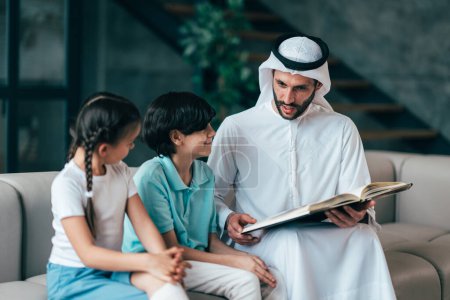 Foto de Familia árabe tradicional de Dubai pasando tiempo juntos en casa. Concepto sobre, cultura emirati, paternidad, adopción y estilo de vida familiar - Imagen libre de derechos
