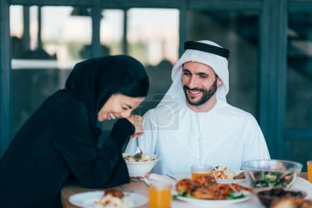 Téléchargez les photos : Famille arabe traditionnelle de Dubaï passer du temps ensemble à la maison. Concept, culture emirati, parentalité, adoption et mode de vie familial - en image libre de droit