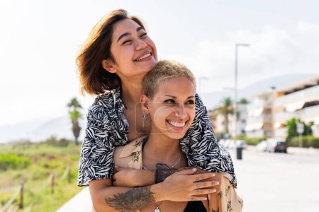 Téléchargez les photos : Beau couple lesbienne multiethnique d'amoureux datant de l'extérieur - les personnes LGBT se lient et passent du temps ensemble, des concepts sur la communauté LGBTQ, la diversité, l'amour et le mode de vie - en image libre de droit