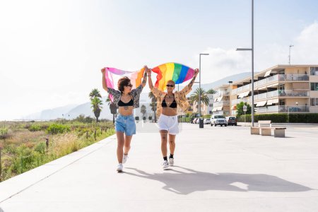 Foto de Hermosa pareja multiétnica lesbiana de amantes citas al aire libre - personas LGBT vinculación y pasar tiempo juntos, conceptos sobre la comunidad LGBTQ, diversidad, amor y estilo de vida - Imagen libre de derechos
