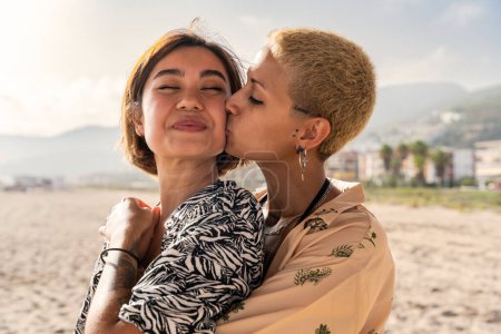 Foto de Hermosa pareja multiétnica lesbiana de amantes citas al aire libre - personas LGBT vinculación y pasar tiempo juntos, conceptos sobre la comunidad LGBTQ, diversidad, amor y estilo de vida - Imagen libre de derechos