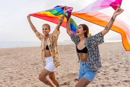 Téléchargez les photos : Beau couple lesbienne multiethnique d'amoureux datant de l'extérieur - les personnes LGBT se lient et passent du temps ensemble, des concepts sur la communauté LGBTQ, la diversité, l'amour et le mode de vie - en image libre de droit