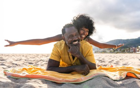 Foto de Hermosa pareja negra madura de amantes citas en la playa - Casado africano de mediana edad pareja vinculación y divertirse al aire libre, conceptos sobre la relación, el estilo de vida y la calidad de vida - Imagen libre de derechos