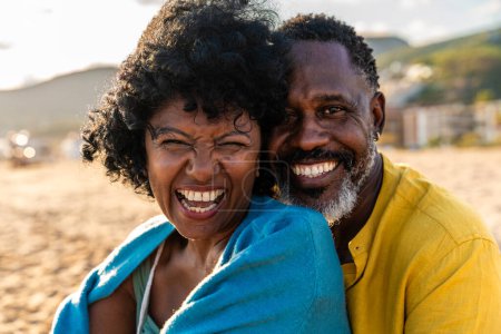 Téléchargez les photos : Beau couple noir mature d'amoureux sortir ensemble au bord de la mer Marié africain d "âge moyen liaison et avoir du plaisir en plein air, concepts sur la relation, le mode de vie et la qualité de vie - en image libre de droit