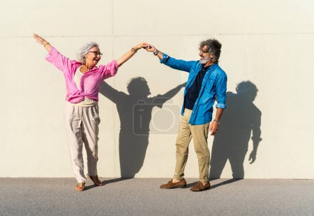 Foto de Hermosa pareja de ancianos feliz vinculación al aire libre - Alegre gente mayor romántico citas en la ciudad, conceptos sobre ancianos y estilo de vida - Imagen libre de derechos