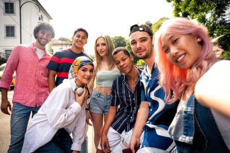 Téléchargez les photos : Groupe d'adolescents multiethniques passer du temps en plein air et s'amuser. Concept sur la génération z, mode de vie et amitié - en image libre de droit