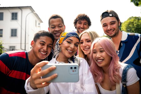 Foto de Grupo de adolescentes multiétnicos que pasan tiempo al aire libre y se divierten. Concepto sobre generación z, estilo de vida y amistad - Imagen libre de derechos