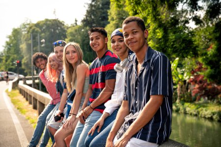 Foto de Grupo de adolescentes multiétnicos que pasan tiempo al aire libre y se divierten. Concepto sobre generación z, estilo de vida y amistad - Imagen libre de derechos