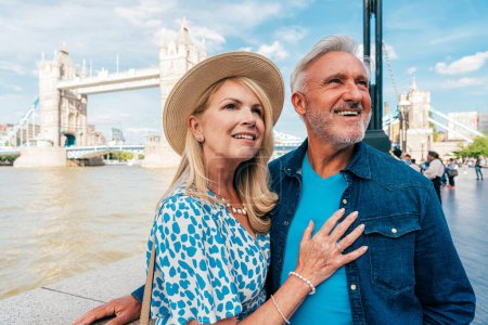 Téléchargez les photos : Heureux couple de personnes âgées passant du temps ensemble à Londres. Concepts concernant l'ancienneté, le mode de vie et les voyages - en image libre de droit