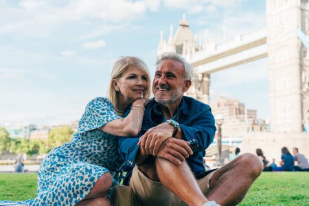 Téléchargez les photos : Heureux couple de personnes âgées passant du temps ensemble à Londres. Concepts concernant l'ancienneté, le mode de vie et les voyages - en image libre de droit