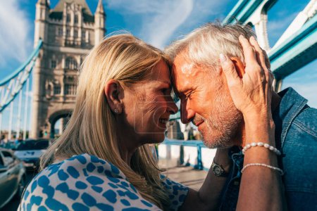 Foto de Feliz pareja mayor pasando tiempo juntos en la ciudad de Londres. Conceptos sobre antigüedad, estilo de vida y viajes - Imagen libre de derechos