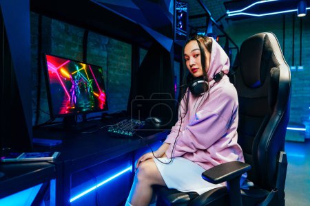 Téléchargez les photos : Belle jeune femme asiatique jouant à des jeux vidéo dans un cybercafé Videogamer avoir du plaisir à jouer e-sports à la console de jeu vidéo d'ordinateur - en image libre de droit