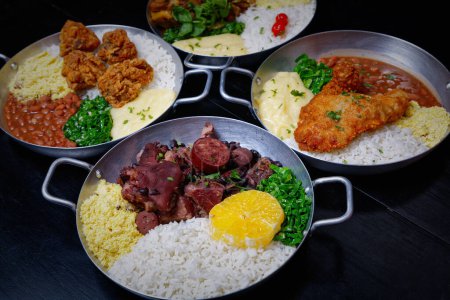 Téléchargez les photos : Riz au curry de boeuf, poulet, riz et riz frit, servi sur table noire - en image libre de droit