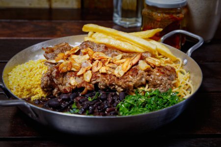 Téléchargez les photos : Plat brésilien avec riz et boeuf, frites, nourriture brésilienne - en image libre de droit