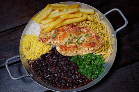 Téléchargez les photos : Poulet noir avec riz et frites sur table en bois. vue de dessus - en image libre de droit