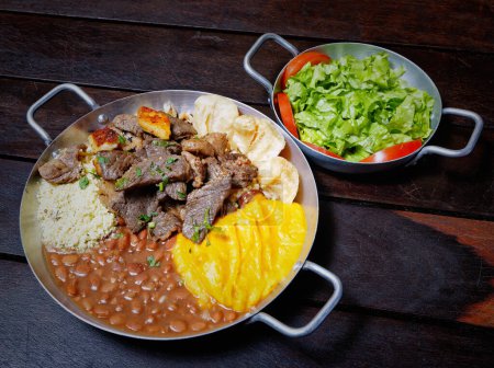 Téléchargez les photos : Nourriture brésilienne avec viande, riz et légumes - en image libre de droit