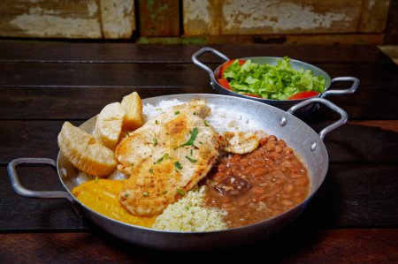 Téléchargez les photos : Nourriture traditionnelle brésilienne. poulet au riz et poulet frit - en image libre de droit